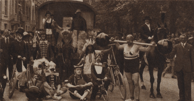 300457 Afbeelding van een groep circusartiesten in de gekostumeerde optocht te Utrecht, die gehouden werd ter ...
